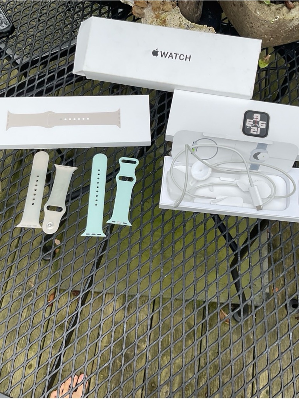 Apple Watch SE 40mm in color starlight(gen 2